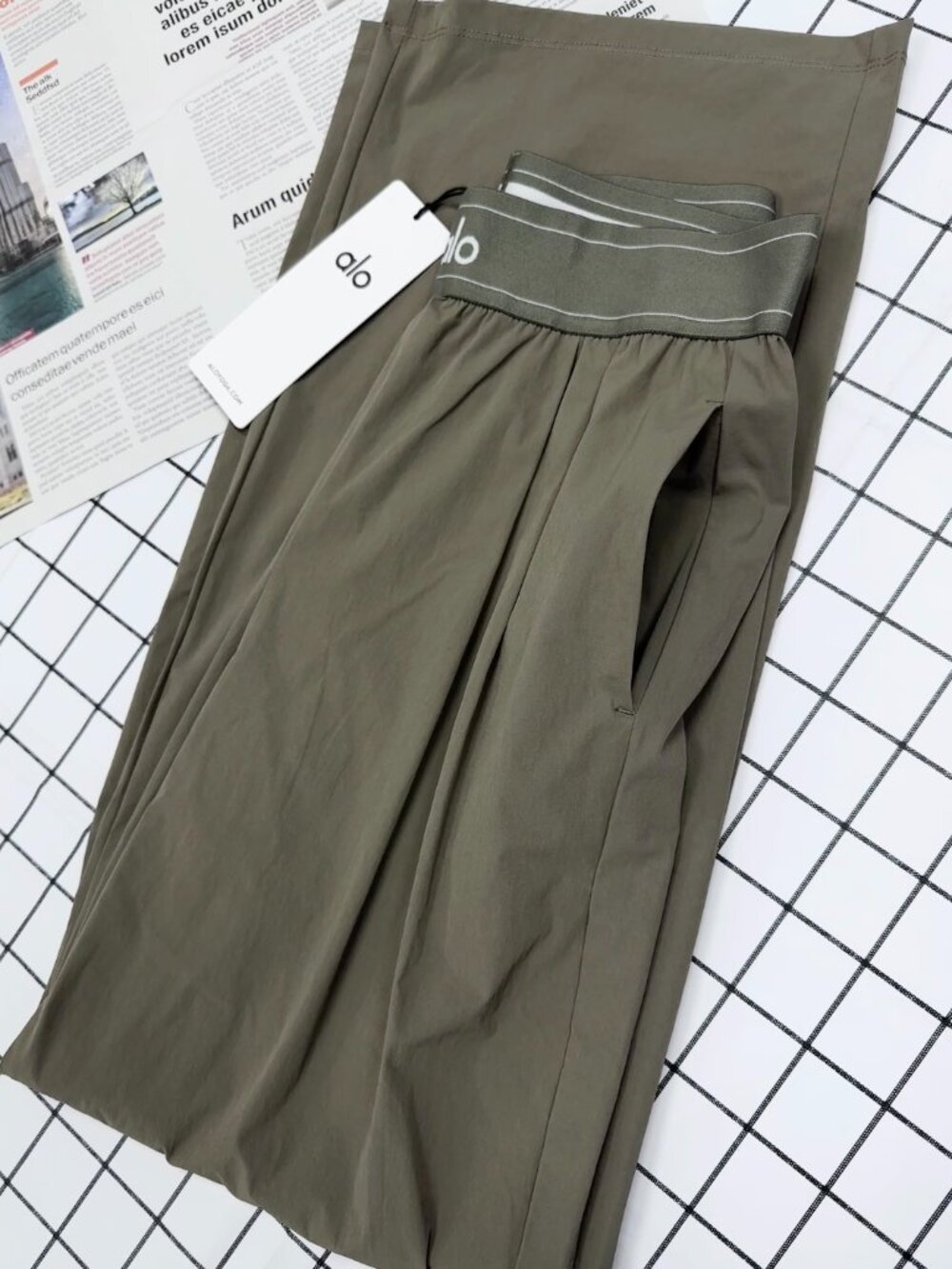 NWT Alo Yoga Suit Up Trouser Olive💘Wide Leg/Loose fit Women's pants - Picture 3 of 7